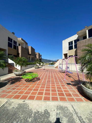 Annic Coronado Vende Townhouse Con Planta 100% Obra Gris En Villas De Aricagua, Urbanización Mañongo 269909