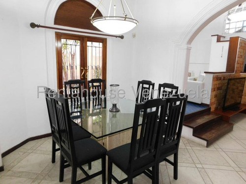 Fredxia Castillo Vende Amplia Casa, Amoblada Y Con Piscina En La Avenida Los Abogados De Barquisimeto # 25-11394