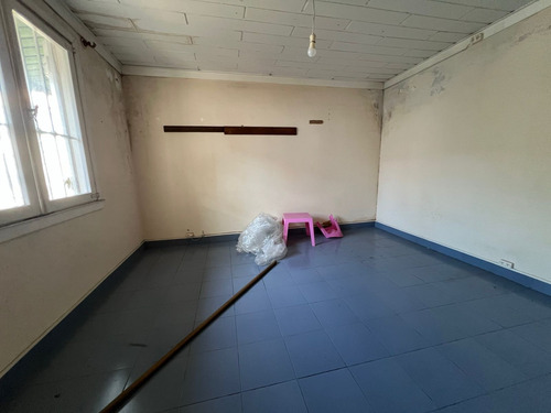 Casa Con Galpón En Barrio Las Avenidas