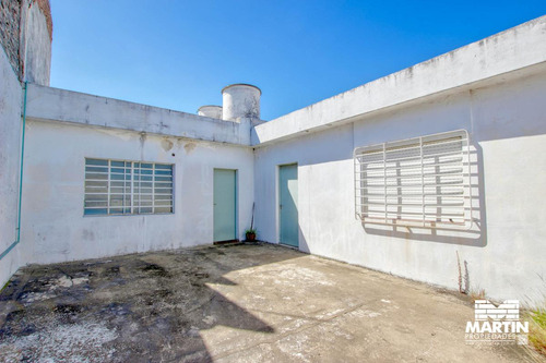 Galpón De 500m2 Con Tres Oficinas Y Vestuarios - Olivos