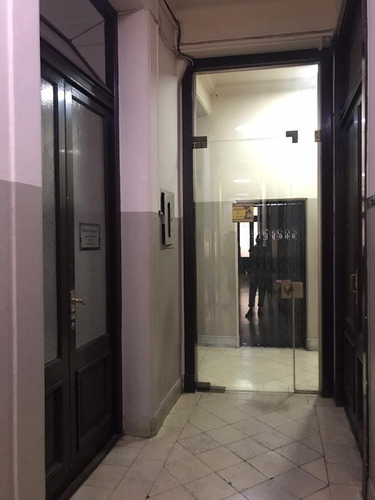 Oficina En Microcentro. Inmejorable Ubicación. Muy Luminosa