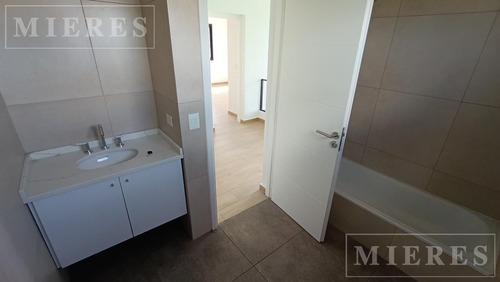 Casa En Venta Sobre Lote Interno En Barrio Ceibos Puertos