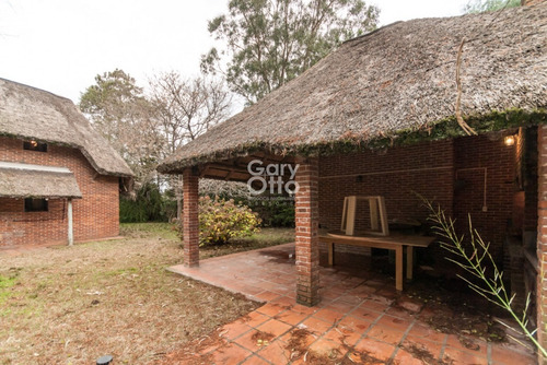 Cabaña Cerca Del Mar, 5 Dormitorios, Piscina Y Parrillero. Pinares, Punta Del Este.- Ref: 23085