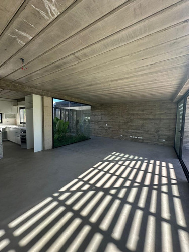 Moderna Casa De Diseño A Estrenar. Muy Luminosa. Diseño Minimalista. En 1 Sola Planta. Materiales Nobles Y De 1ra Calidad Excelente Relación U$ X M2. Deja De Imaginar Lo Q Soñas Y Compralo. Sta Emilia