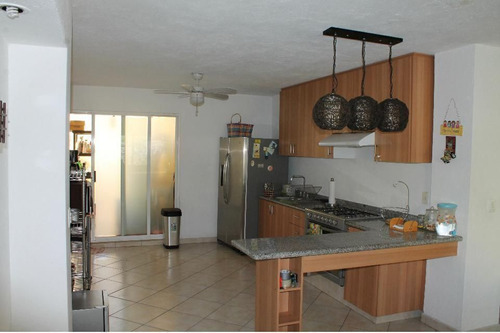 Residencia En Venta Con 4 Recámaras, Alberca En Áreas Comunes