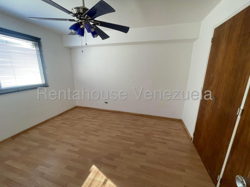 Alquilo Amplio Apartamento En Manzanares #25-11713