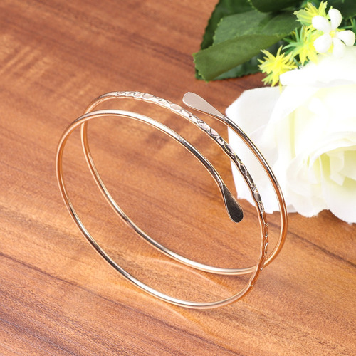 Brazalete Simple Minimalista De La Parte Superior Del Brazo