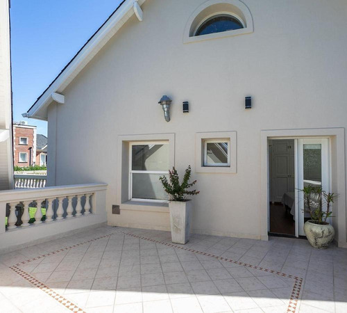 Exclusiva Casa A La Venta En Barrio San Jorge Village Country Club De 518mtr2.