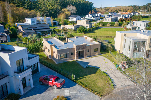 Venta - Casa 4 Ambientes Con Pileta Y Parrilla - Rúmenco Las Lomas