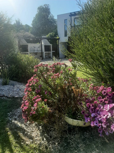 Casa En Chapadmalal, Moderna Y En Excelente Ubicación
