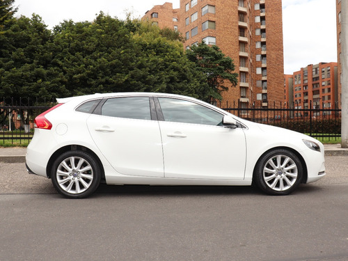Imagen 4 de 25 de Volvo V40 T4 Kinetic At 1.6 Turbo 2015-blanco-placa 6 Bogotá