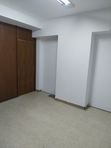 Alquiler De Oficina En Planta Baja Mas Entrepiso A Metros De Vélez Sarfield Y Patio Olmos!