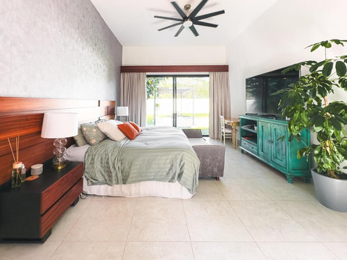 Casa En Venta En Privada Hacienda Cholul Con Amplio Terreno Y Paneles Solares