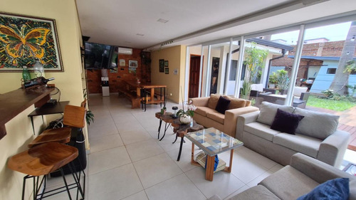 Vendo Casa Amoblada Con Piscina En El Centro De Encarnación: 4 Habitaciones Y 4 Baños