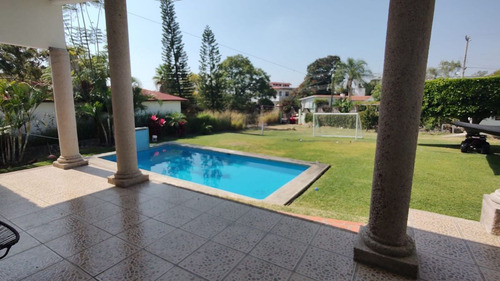 Casa En Venta En El Fraccionamiento Vergeles