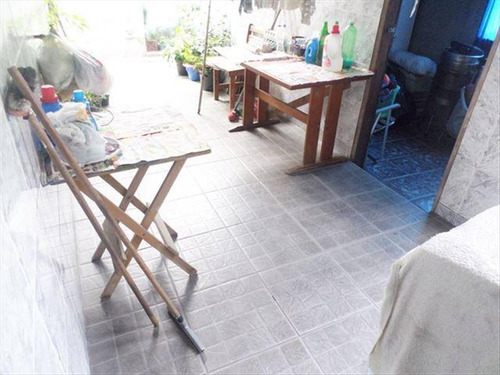 Imagem 4 de 23 de Ambientes Amplos, Arejados, Quintal, Jardim, Localizado Em Rua Que Não Enche, Proximo Do Centro De São Vicente. - Hm2207