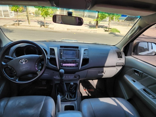Imagen 4 de 17 de Toyota Hilux 3.0 C/d 4x4 Tdi Srv Cuero