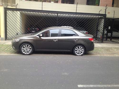 Imagen 3 de 19 de Kia Cerato Forte Modelo 2011 (2010) De Luxe