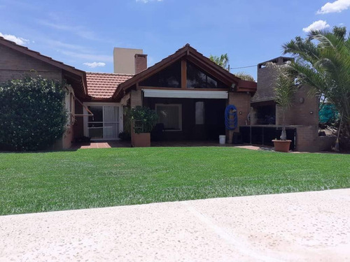 Casa A La Venta De 3 Dormitorios En Housing San Alfonso Ii.villa Allende Sobre Bodereau