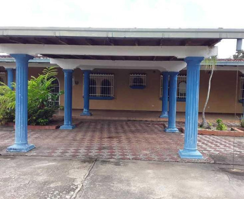Estupenda Casa Estilo Colonial, Con Mas De 3 Hectareas De Terreno, Pozo Propio, Planta Electrica, Con Maravillosas Areas De Recreacion, Caney, Piscina, Patio De Bolas Criolla, Parque Infantil, Cancha