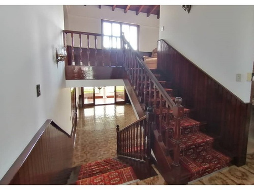 Imagen 4 de 9 de Casa Estilo Colonial Dividida En Cuatro Niveles, Habitación Principal Con Baño Y Vestier