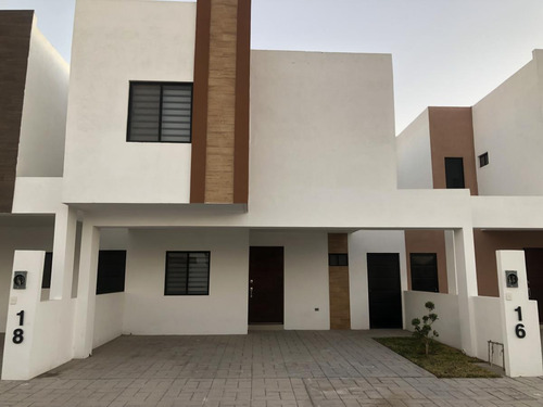 Casa En Venta En Lomas De Las Etnias