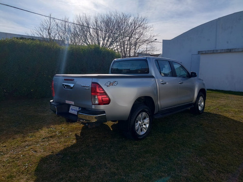 Imagen 8 de 10 de Toyota Hilux 2.8tdi Srv At 4x4 2016