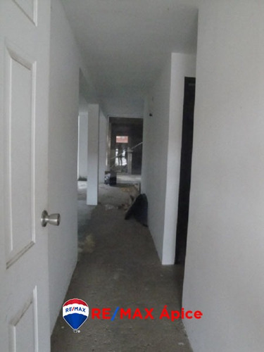 Imagen 3 de 12 de En Venta Town House En Obra Gris, En Palma Real, Loma Real