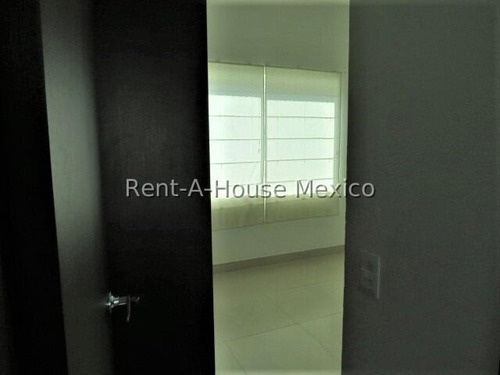Casa De 3 Recamaras Con Baño Cada Una, Renta - Zibata | Ml