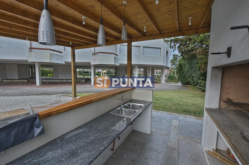 Imagen 16 de 21 de Apartamento En Playa Mansa A La Venta