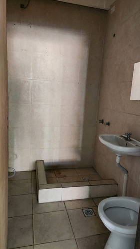 Local Con Doble Altura, 95m2, Tres Baños Y Entrepiso.