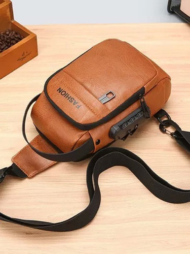 Mochila Pechera Cruzada Antirrobo + Impermeable + Usb Marrón Claro Eco Cuero