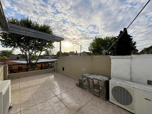 Comodisima E Impecable Casa En Munro Con Ingreso Por Dos Calles, Patio Y Terraza.