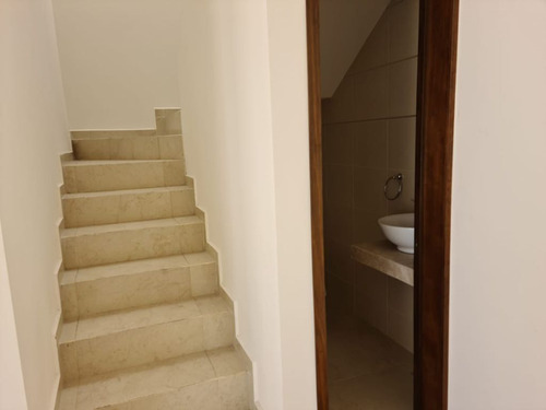 Se Vende Casa Enel Refugio, 3 Habitaciones, Estudio, Construcción A Tabique Rojo