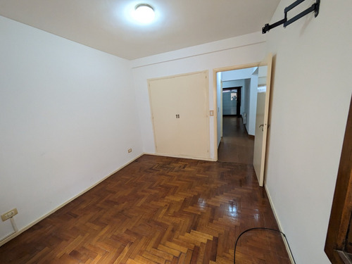 En Alquiler Departamento De 3 Ambientes Con Balcón Saliente. Barrio La Perla.