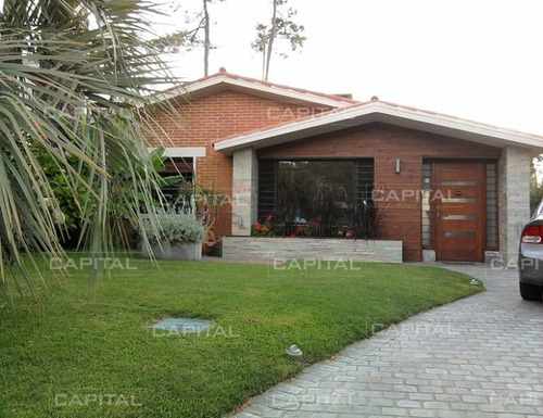 Venta Y Alquiler De Temporada. Linda Casa Con Piscina A Pasos De La Playa Mansa. Punta Del Este- Ref: 24862