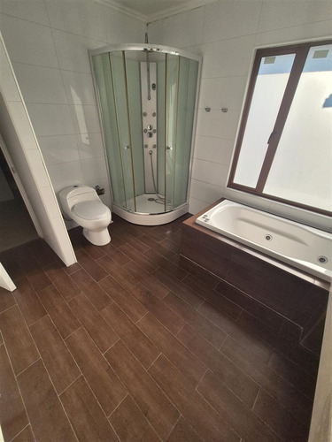 Casa En Venta, Seminueva De 4 Dorm. A 10min De L.a.