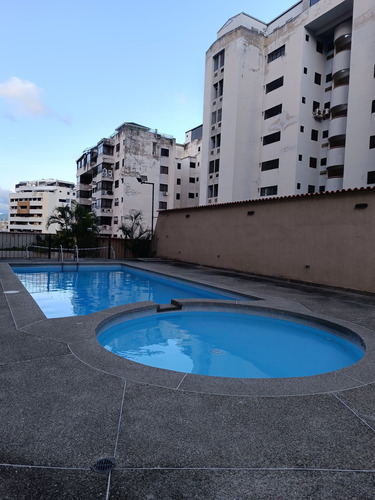 Elena Hidalgo Vende Apartamento En La Urbanización El Parral Residencia Royal Palace Posee Hermosa Vista, Fácil Acceso A La Autopista, Cercano A Centros Comerciales (solo Clientes)