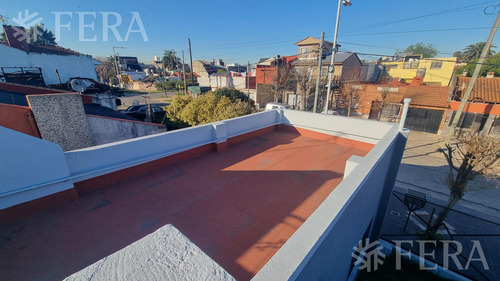 Venta De Casa De 4 Ambientes Con Cochera Y Fondo Libre En Wilde