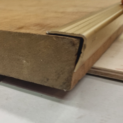 Imagen 3 de 7 de Moldura Nariz Escalon Aluminio Pisos Flotante X 2.85mts