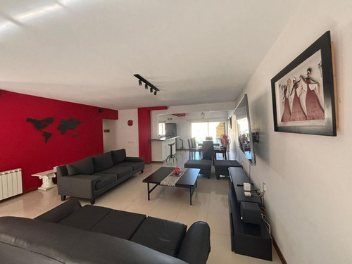 Casa En Venta - 4 Dormitorios 4 Baños - Necochea