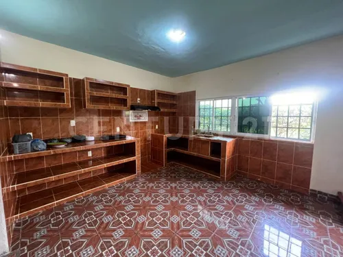 Amplia Casa De 3 Niveles Con Vistas Panorámicas En Lomas De Enmedio