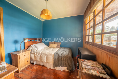 Casa Estilo Sureño, Con Cancha De Tenis