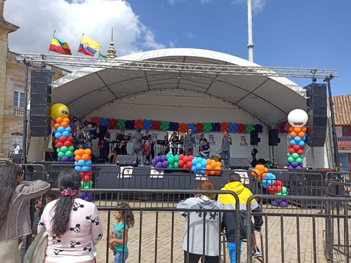 Imagen 2 de 10 de Alquiler De Sonido,tarimas,luces, Pantalla Bogota 3138840989