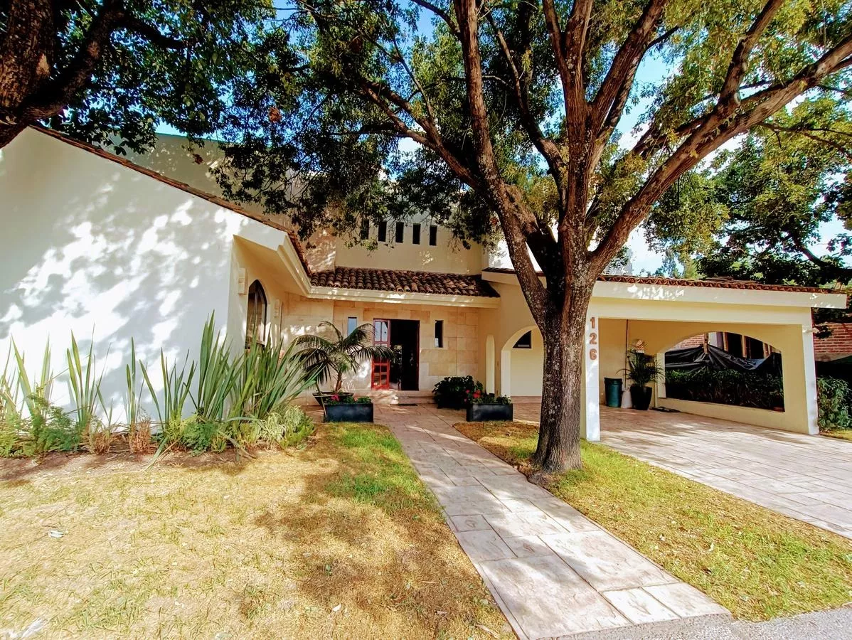 Preciosa Casa Estilo Mexicano Contemporaneo En Club De Golf La Hacienda - Casa En Venta.- León Guanajuato