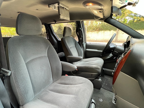 Imagen 18 de 25 de Chrysler Town Country 2005 Flamantísima
