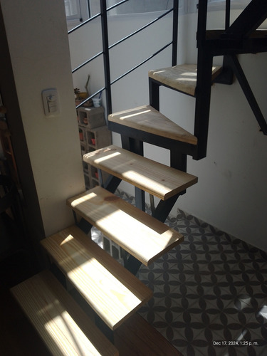 Escaleras De Hierro Y Madera