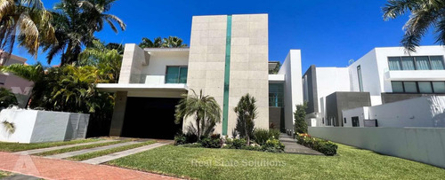 Casa En Venta, 5 Recamaras, Frente Laguna, Jacuzzi, Piscina, Isla Dorada Cancun.