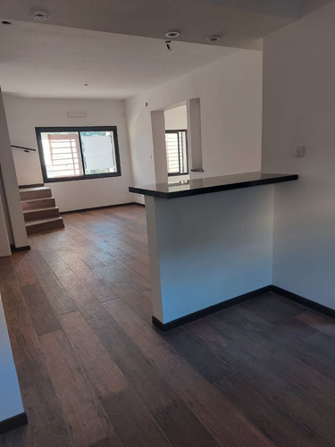 Imagen 4 de 16 de Venta De Hermoso Chalet Reciclado A Nuevo En Ituzaingo Norte