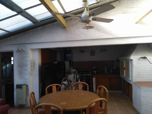 En Venta Hermosa Casa 4 Ambientes Con Cochera 2 Autos, Fondo Libre Y Quincho En Wilde Centro.